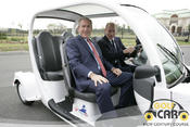 Путин В.В. и Джордж Буш в электромобиле GEM e4